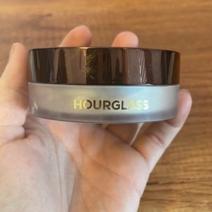 Hourglass veil setting powder